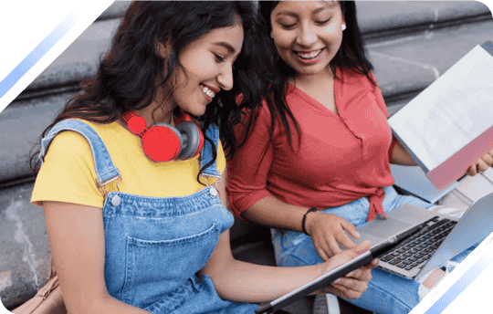 Imagen de dos mujeres viendo una tablet