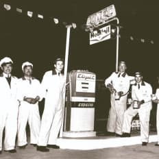 Trabajadores en Estación de Servicio